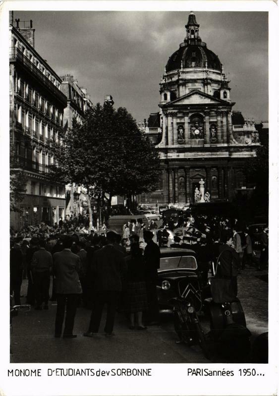 Carte postale ancienne Paris (5e) années 1950 Monome d'Etudiants de Sorbonne à Paris 5e