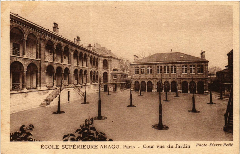 Carte postale ancienne Ecole Supérieure Arago - Cour vue du Jardin à Paris 12e