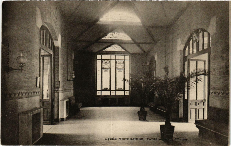 Carte postale ancienne Paris (4e) Lycée Victor Hugo. Galerie d'Entrée à Paris 4e