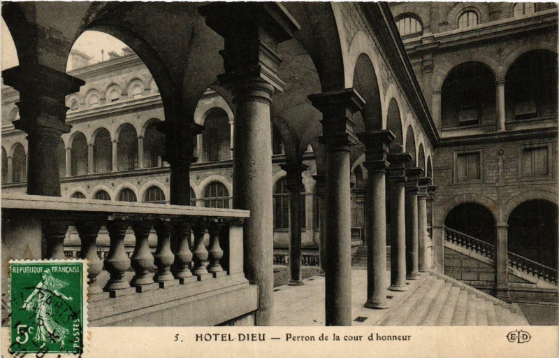 Carte postale ancienne Paris (4e) Hotel Dieu. Perron de la cour d'honneur à Paris 4e