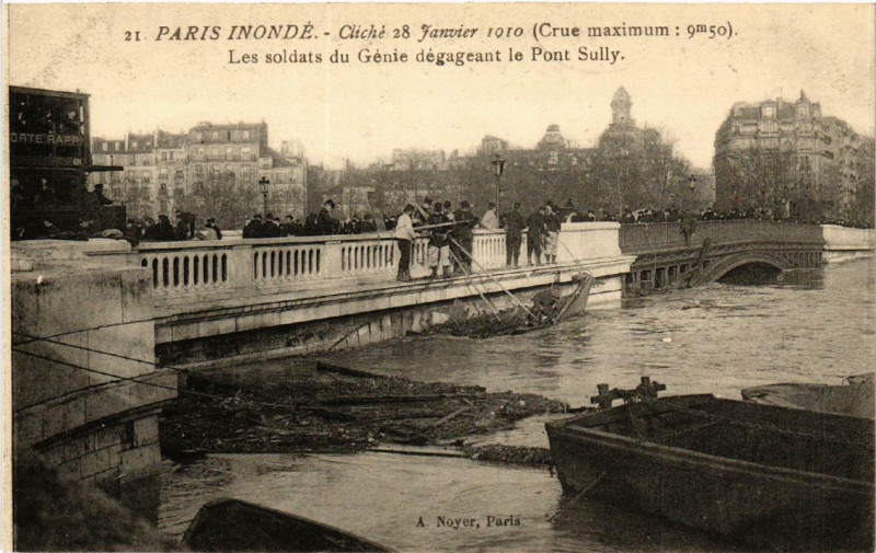 Carte postale ancienne Paris (4e) Les soldats du Genie degageant le Pont Sully à Paris 4e