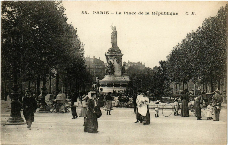 Carte postale ancienne Paris 4e Place de la Republique ed. C.M à Paris 4e