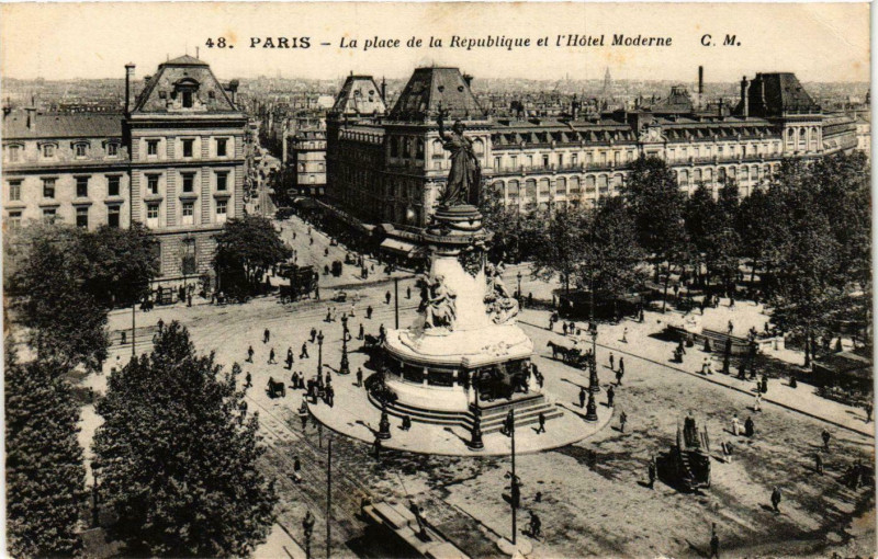 Carte postale ancienne Paris 4e Place de la Republique et Hotel Moderne ed. C.M à Paris 4e