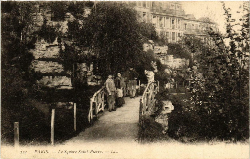 Carte postale ancienne Le Square Saint-Pierre à Paris 18e
