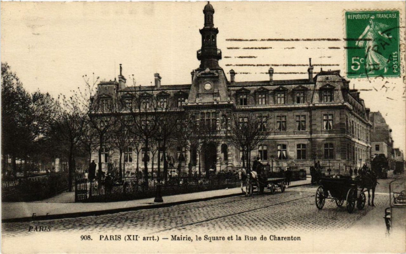 Carte postale ancienne Mairie, le Square et la Rue de Charenton à Paris 12e