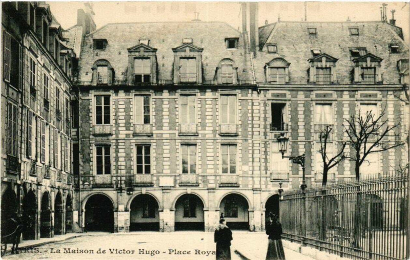 Carte postale ancienne Paris (4e) La Maison de Victor Hugo. Place Royale à Paris 4e
