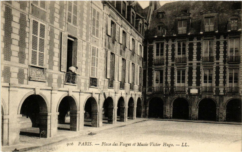 Carte postale ancienne Paris (4e) Place des Vosges. Musée Victor Hugo à Paris 4e