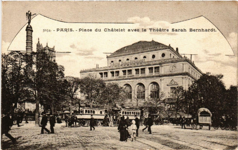 Carte postale ancienne Paris (4e) Place du Chatelet avec le Théatre Sarah Bernhardt à Paris 4e