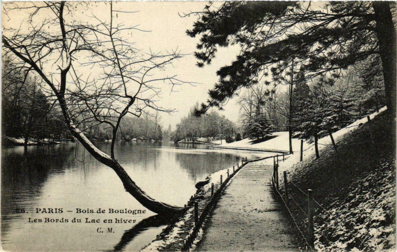 Carte postale ancienne Bois de Boulogne - Les Bords du Lac en hiver à Paris 16e
