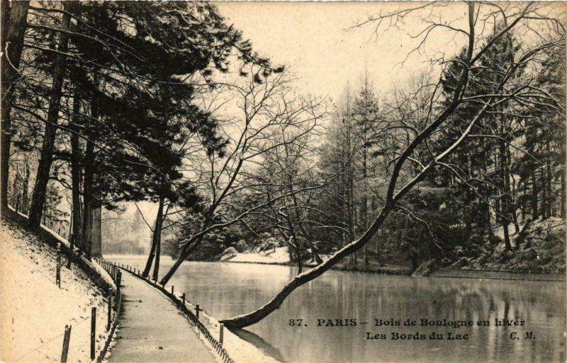 Carte postale ancienne Bois de Boulogne en hiver - Les bords du Lac à Paris 16e