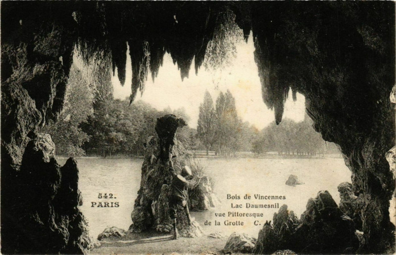 Carte postale ancienne Paris 12e Bois de Vincennes. Lac Daumesnil ed. C.M à Paris 12e