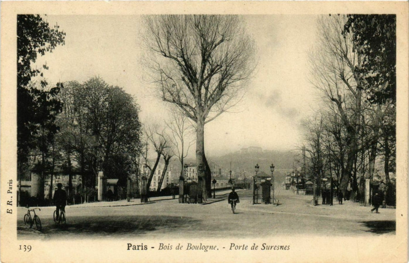 Carte postale ancienne Bois de Boulogne - Porte de Suresnes à Paris 16e