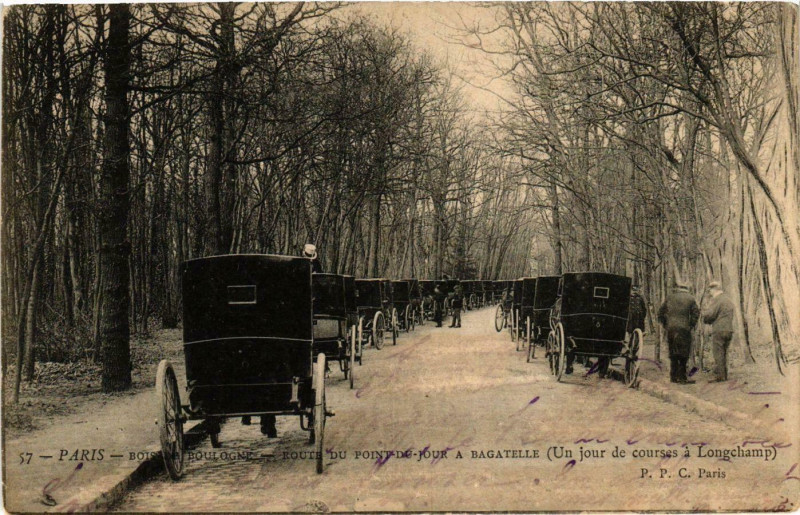 Carte postale ancienne Bois de Boulogne - Route du Point-du-Jour à Bagatelle - Un jour de courses à Longchamp à Paris 16e