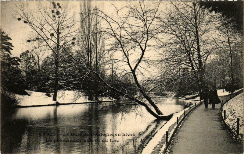 Carte postale ancienne Le Bois de Boulogne en hiver - La promenade autour du Lac à Paris