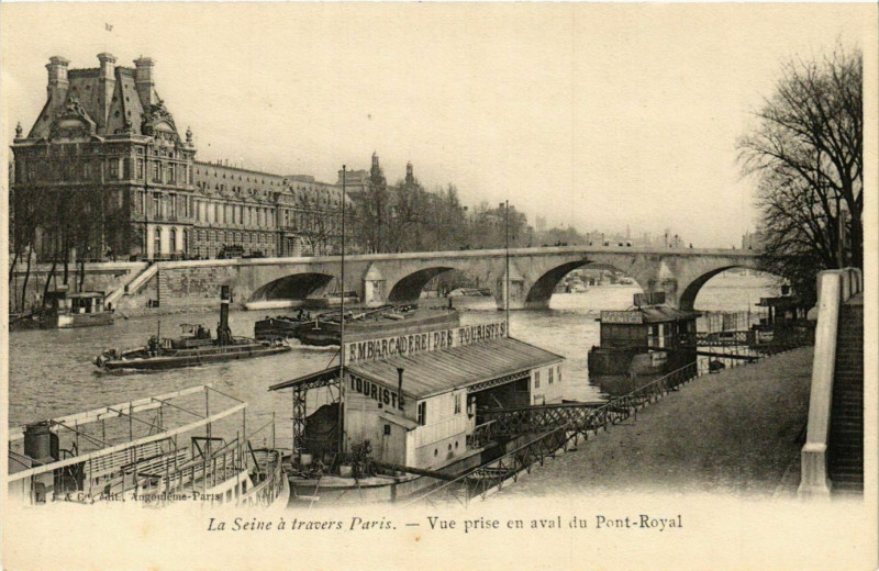 Carte postale ancienne Vue prise en aval du Pont-Royal à Paris 7e