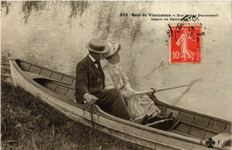 Carte postale ancienne Bois de Vincennes - Sur le Lac Daumesnil - Leçon de Canotage à Paris 12e