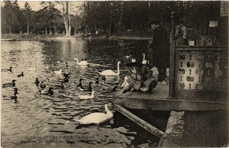 Carte postale ancienne Au Bois de Boulogne - Le Grand Lac à Paris 16e