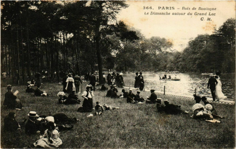Carte postale ancienne Bois de Boulogne - Le Dimanche autour du Grand Lac à Paris 16e