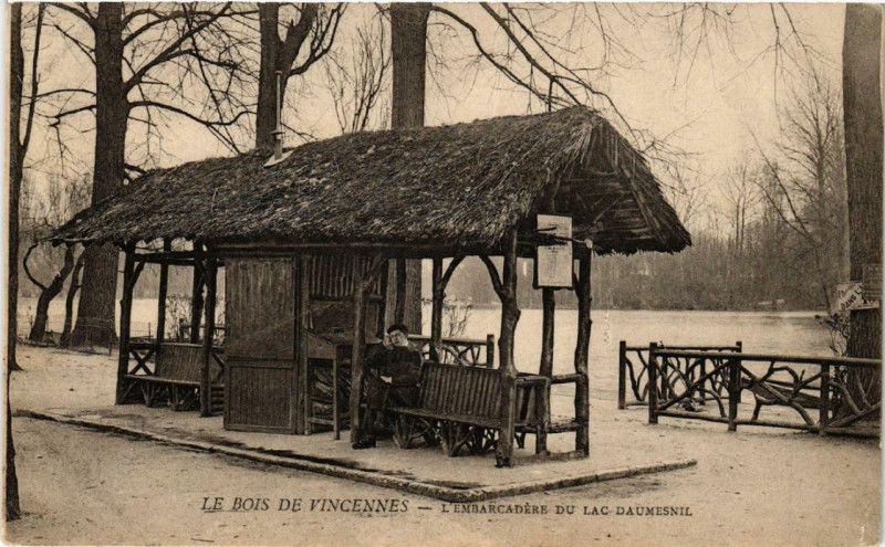 Carte postale ancienne Le Bois de Vincennes - L'Embarcadère du Lac Daumesnil à Paris 12e