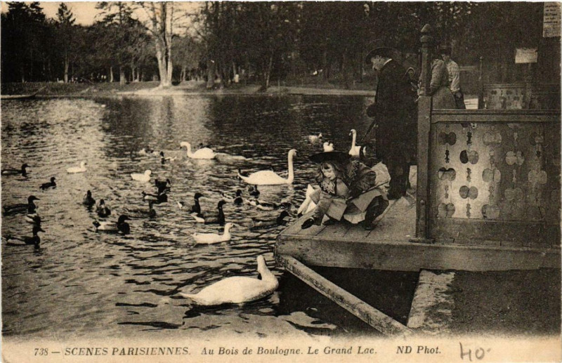Carte postale ancienne Au Bois de Boulogne - Le Grand Lac à Paris 16e