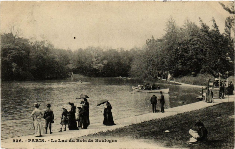 Carte postale ancienne Le Lac du Bois de Boulogne à Paris 16e
