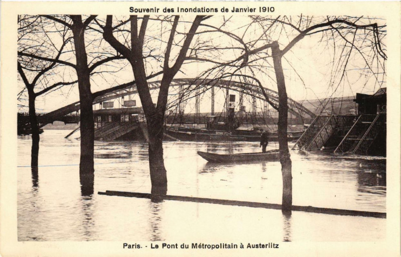 Carte postale ancienne Souvenir des Inondations. Paris Pont du Metropolitain a Austerlitz à Paris