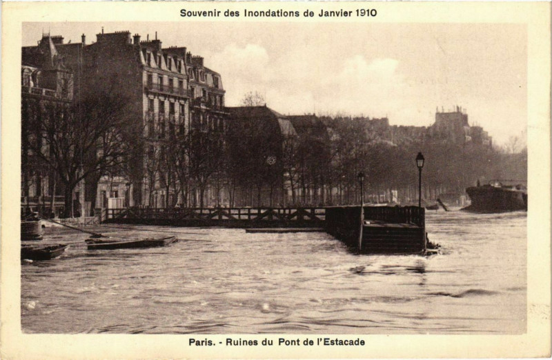 Carte postale ancienne Paris Souvenir des Inondations 1910 Pont de l'Estacade Ruines à Paris