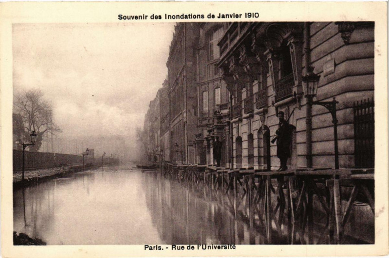 Carte postale ancienne Souvenir des Inondations. Paris Rue de l'Universite à Paris