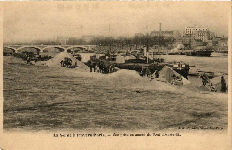 Carte postale ancienne Vu prise en amont du Pont d'Austerlitz à Paris 13e