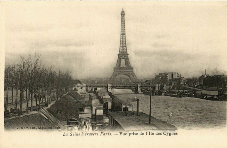 Carte postale ancienne Vue prise de l'Ile des Cygnes à Paris 15e