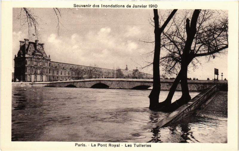 Carte postale ancienne Souvenir des Inondations. Paris Le Pont Royal. Les Tuileries à Paris