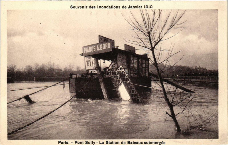 Carte postale ancienne Souvenir des Inondations. Paris Pont Sully La Station de Bateaux à Paris
