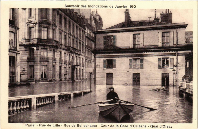 Carte postale ancienne Souvenir des Inondations. Paris Rue de Lille. Rue de Bellechasse à Paris