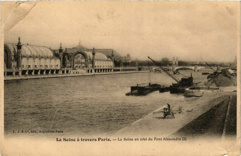 Carte postale ancienne La Seine en aval du Pont Alexandre III à Paris 7e