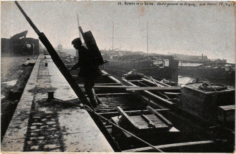 Carte postale ancienne Paris (4e) Berges de la Seine Dechargement de Briques à Paris 4e
