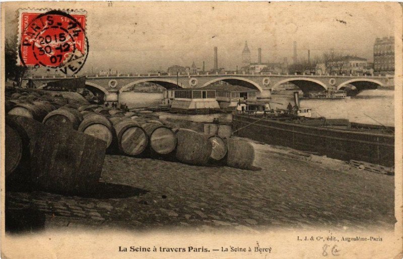 Carte postale ancienne La Seine a travers de Paris (12e) La Seine a Bercy à Paris 13e