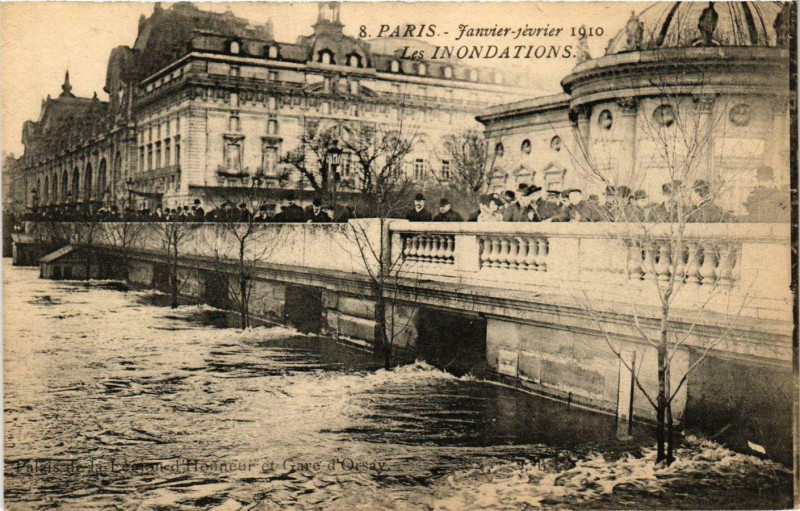 Carte postale ancienne Paris Les Inondations 1910 Palais de legion d'honneur à Paris