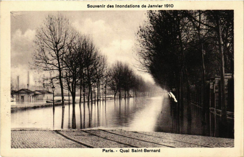Carte postale ancienne Paris Souvenir des Inondations 1910 Quai Saint-Bernard à Paris