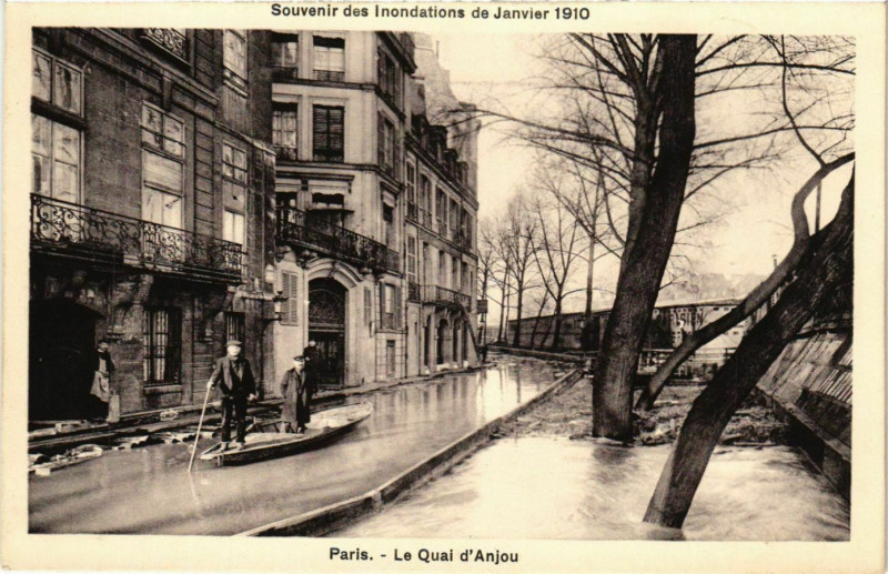 Carte postale ancienne Paris Souvenir des Inondations 1910 Quai d'Anjou à Paris