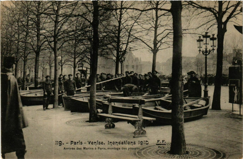 Carte postale ancienne Paris Venise Inondations 1910 Arrivée des Marins à Paris