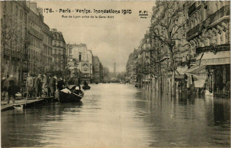 Carte postale ancienne Paris Venise Inondations 1910 Rue de Lyon à Paris
