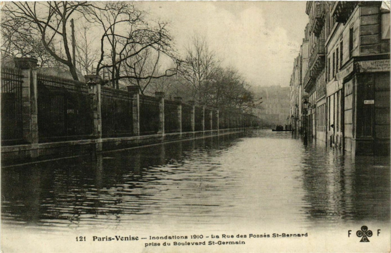 Carte postale ancienne Paris Venise Inondations 1910 Rue des Fosses Saint-Bernard à Paris