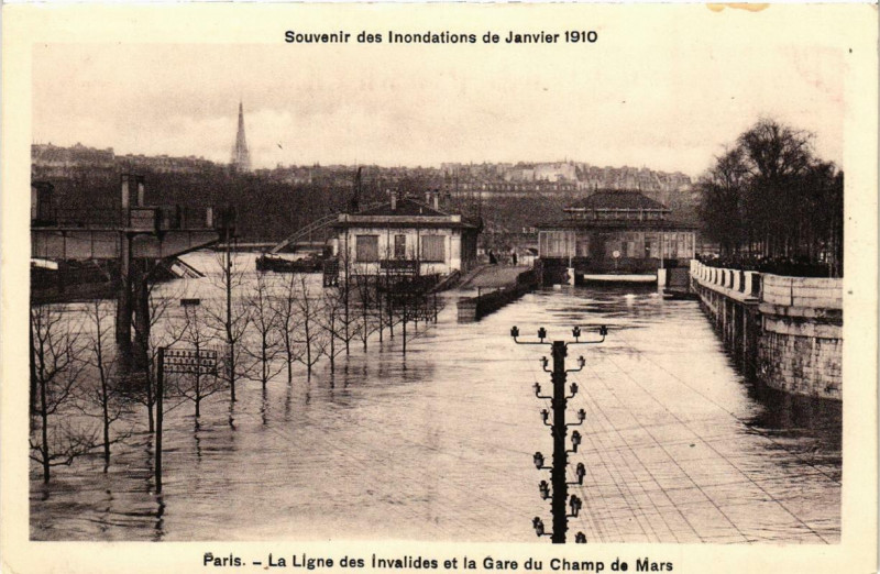 Carte postale ancienne Souvenir des Inondations. Paris La Ligne des Invalides à Paris