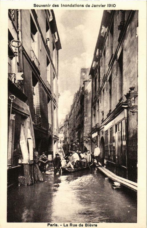 Carte postale ancienne Souvenir des Inondations. Paris La Rue de Bievre à Paris