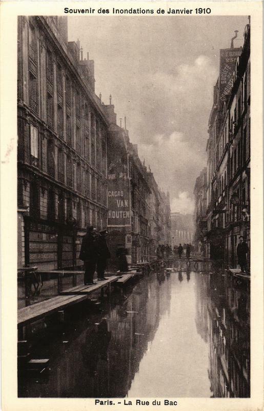 Carte postale ancienne Souvenir des Inondations. Paris La Rue du Bac à Paris
