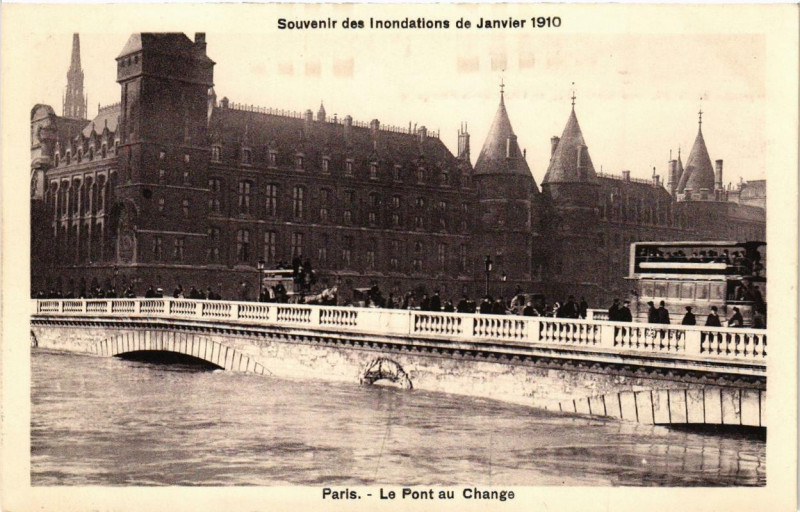 Carte postale ancienne Souvenir des Inondations. Paris Le Pont au Change à Paris