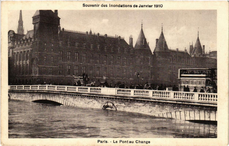 Carte postale ancienne Souvenir des Inondations. Paris Le Pont au Change à Paris