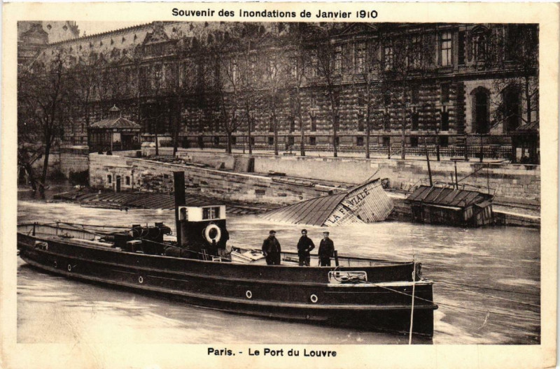 Carte postale ancienne Souvenir des Inondations. Paris Le port du Louvre à Paris