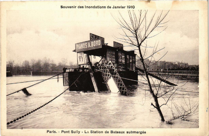Carte postale ancienne Souvenir des Inondations. Paris Pont Sully La Station de Bateaux à Paris