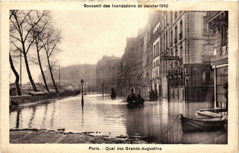 Carte postale ancienne Souvenir des Inondations. Paris Quai des Grands-Augustins à Paris